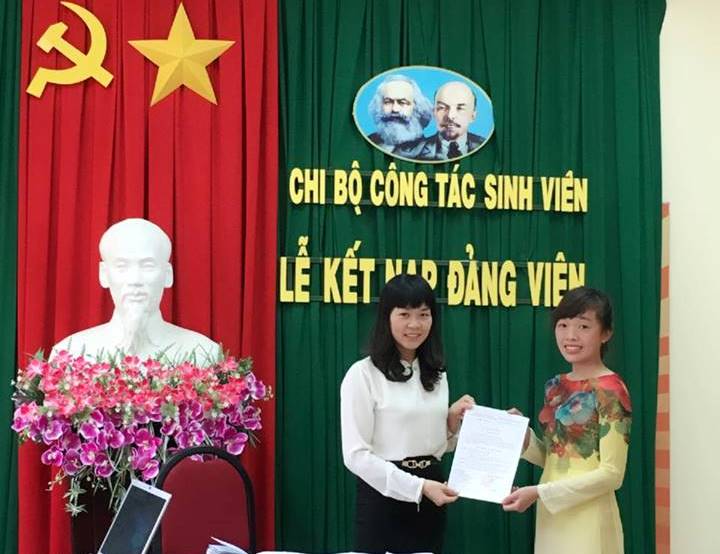 Kết nạp đảng viên mới cho sinh viên Bùi Anh Đào