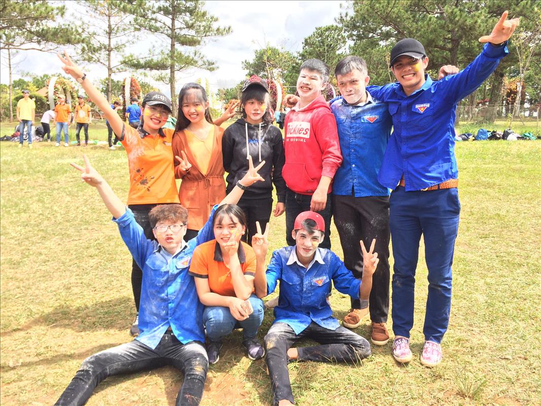 Sôi nổi hoạt động Team building chào đón tân Yersiners