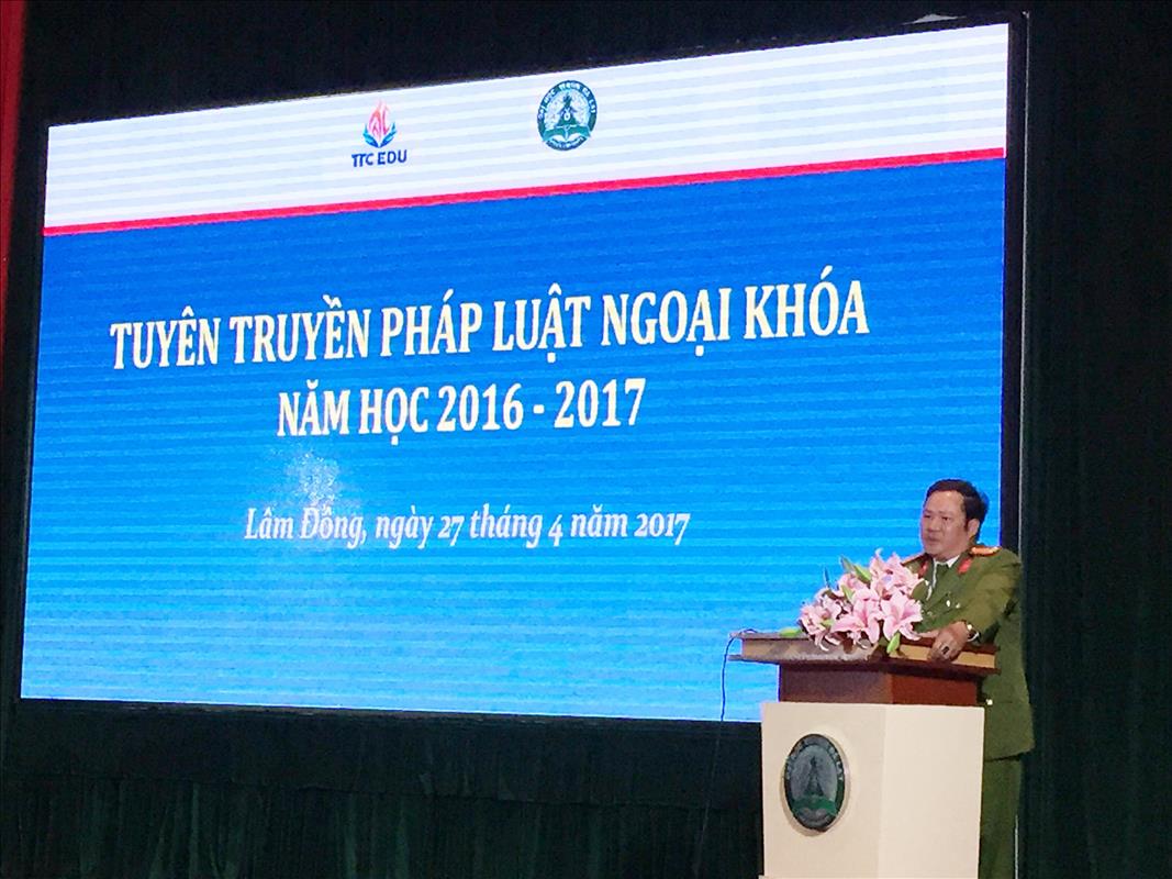 Tổ chức ngoại khóa về pháp luật và khen thưởng sinh viên đạt thành tích cao trong học tập, rèn luyện