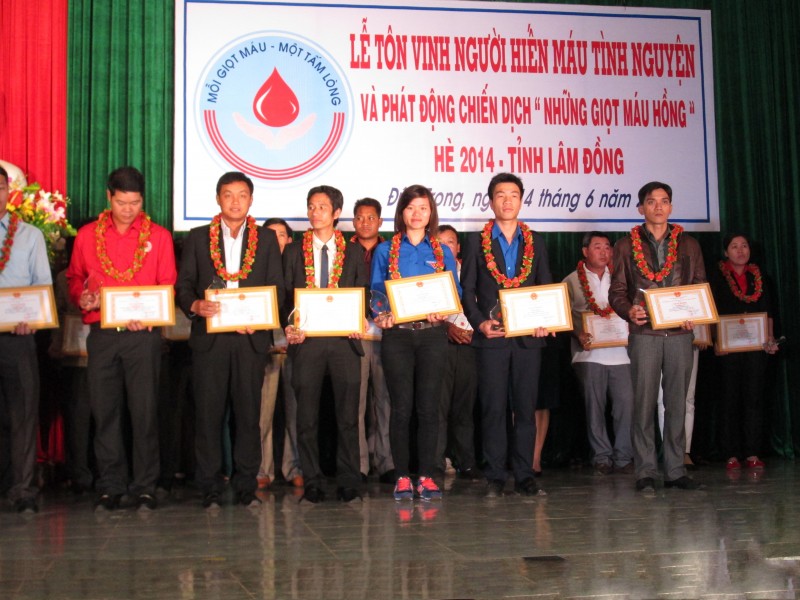 Sinh viên trường Đại học Yersin Đà Lạt được tôn vinh người hiến máu tiêu biểu năm 2014