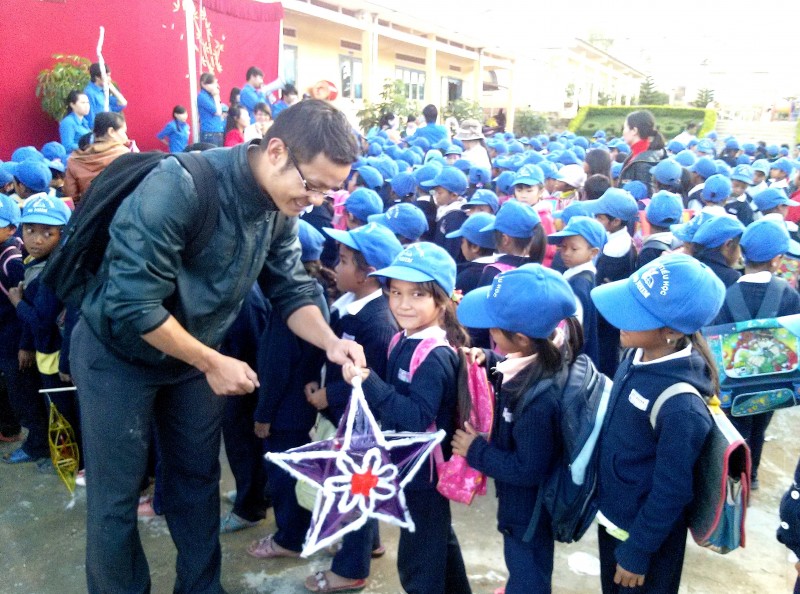 CLB SVTN tổ chức tết trung thu cho các em học sinh trường trung học Đạ Nhim