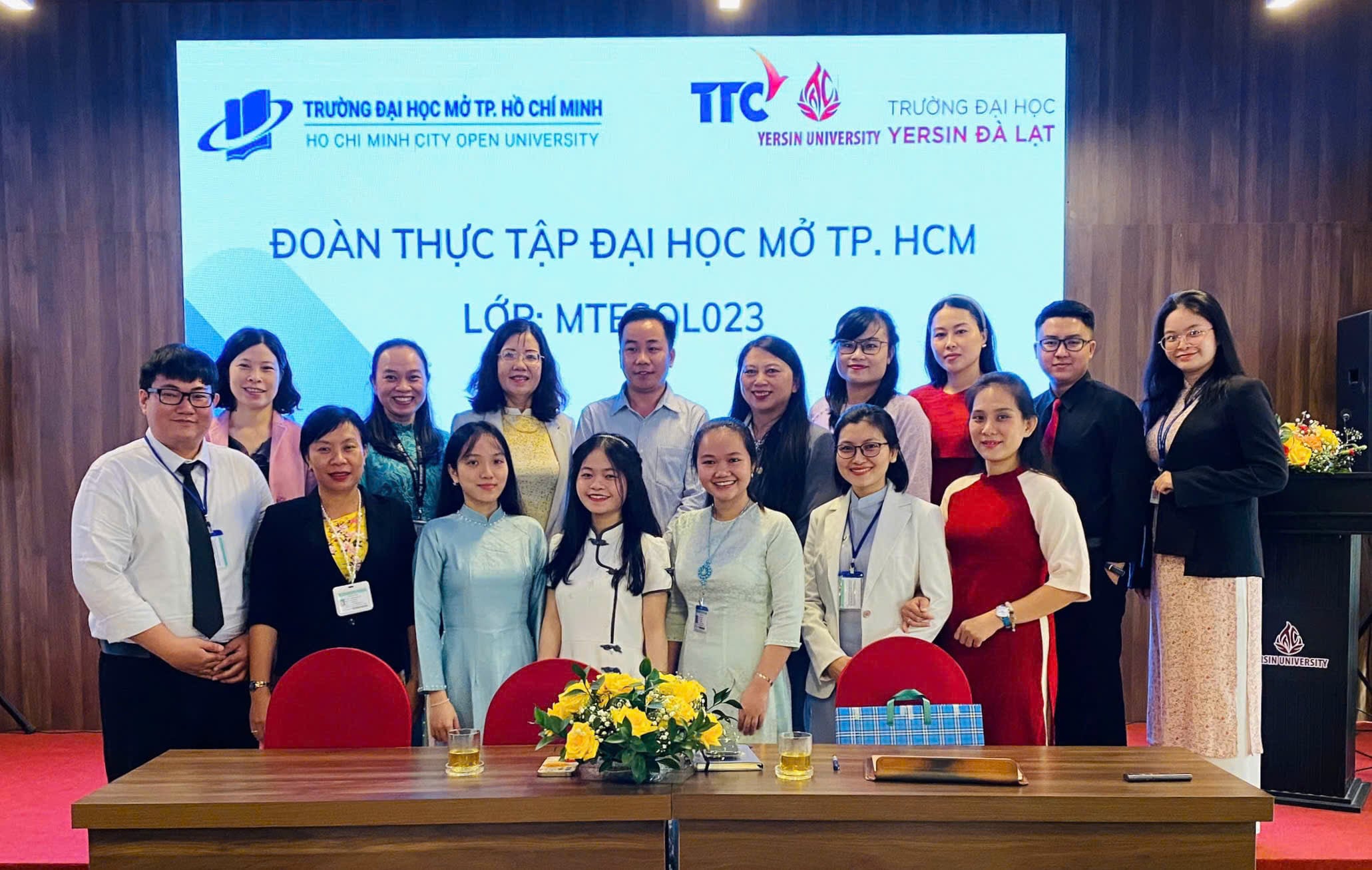 Đoàn học viên cao học của Trường Đại học Mở TP. HCM thực tập tại YersinUni