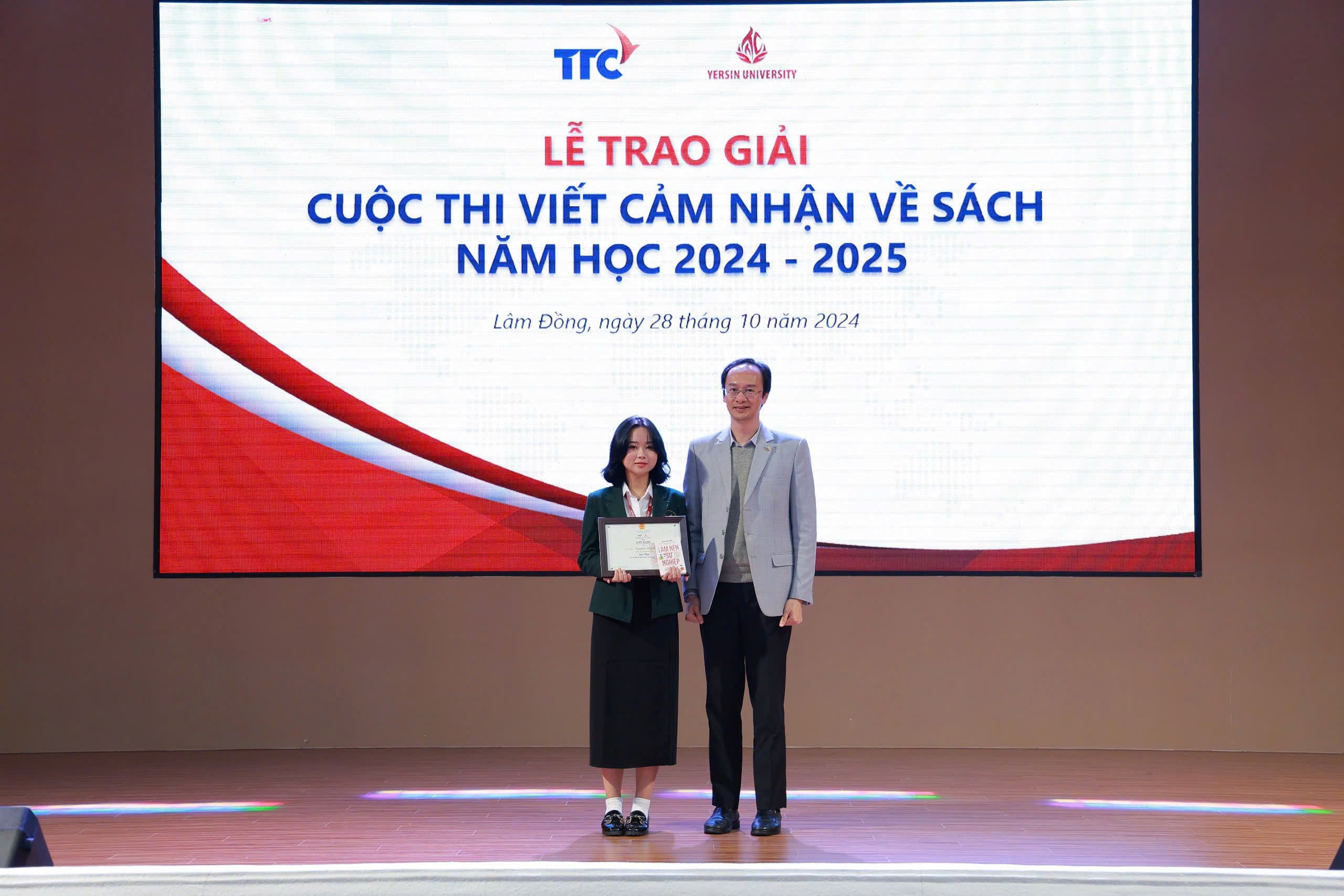 YersinUni trao giải cuộc thi viết cảm nhận về sách năm học 2024 – 2025