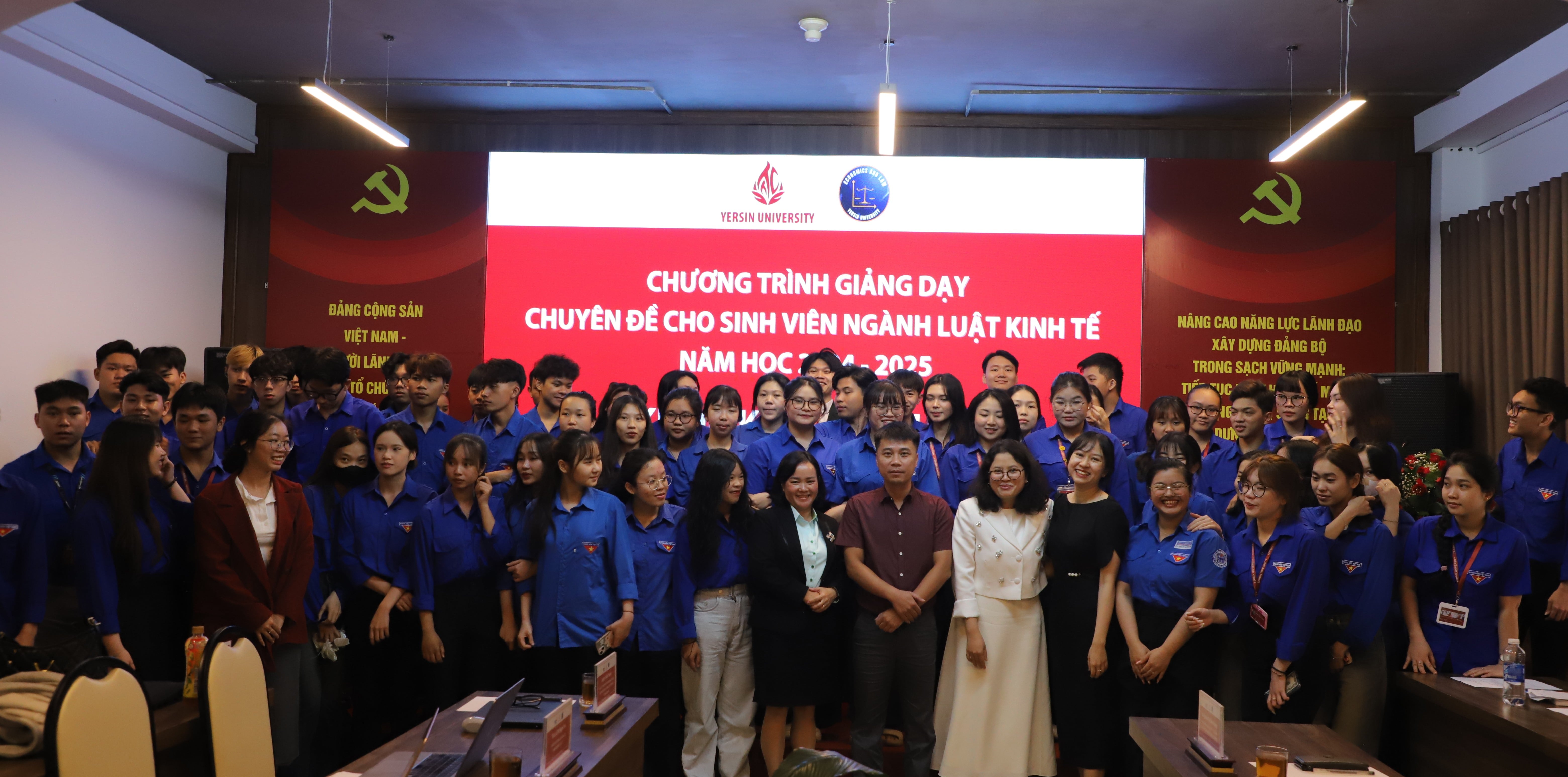 #Hot: Sinh viên Luật kinh tế YersinUni được học chuỗi chuyên đề thực tiễn