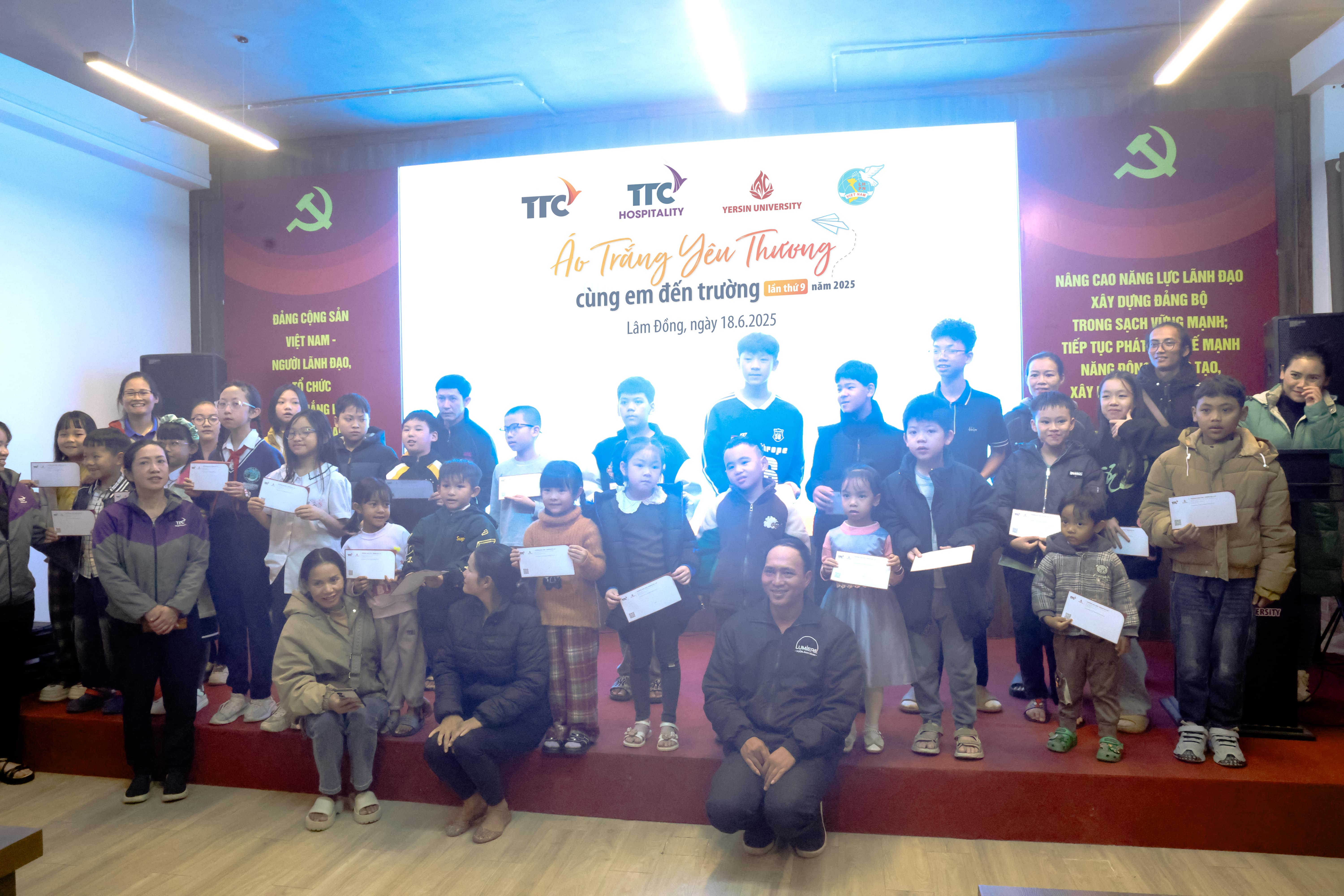 YersinUni hưởng ứng chương trình “Áo trắng yêu thương – Cùng em đến trường”