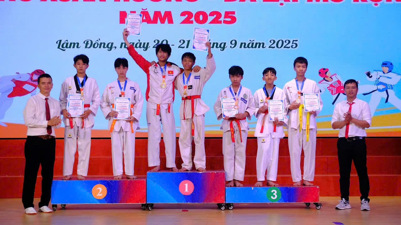 CLB Taekwondo YersinUni xuất sắc nhận 07 huy chương năm 2025