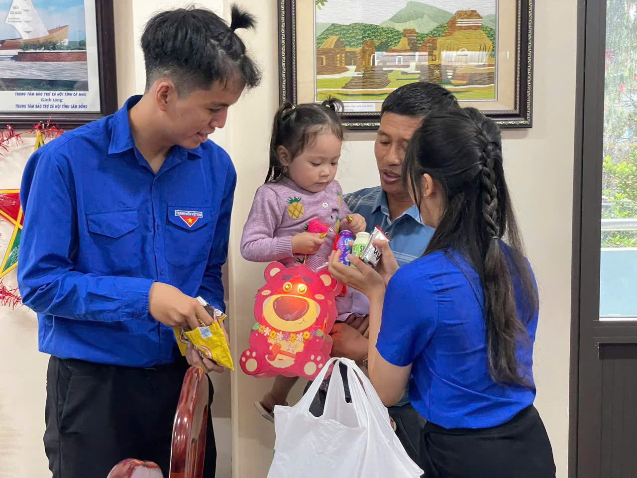 YersinUni chia sẻ yêu thương cùng các em nhỏ