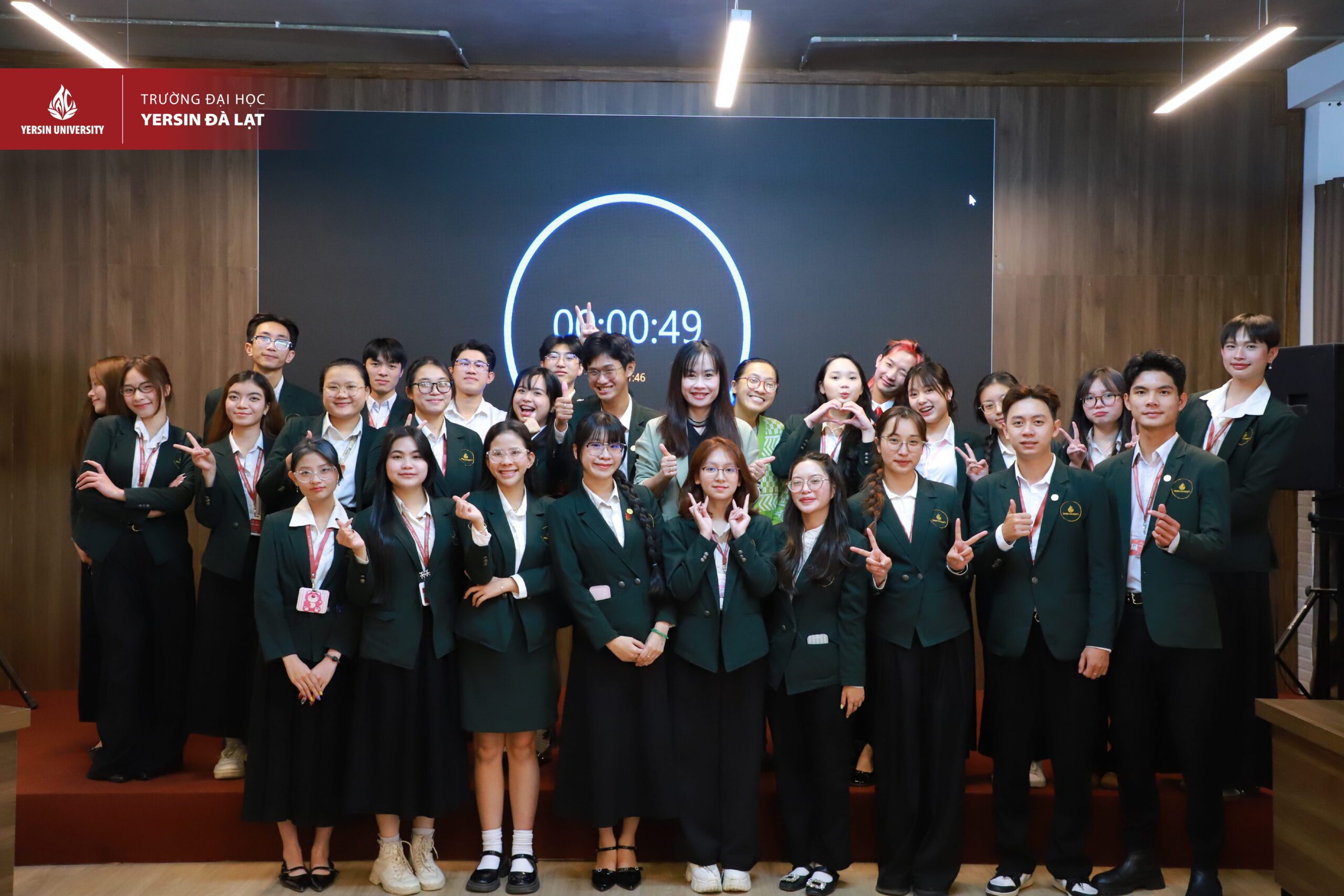 Sinh viên PR YersinUni được thực chiến kỹ năng thuyết trình