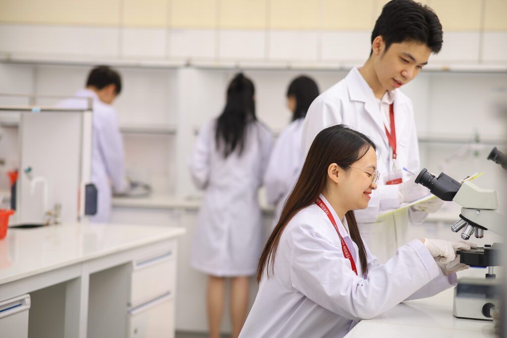 Ngành Công nghệ Sinh học học gì? Học ra làm gì? Lấy bao nhiêu điểm?