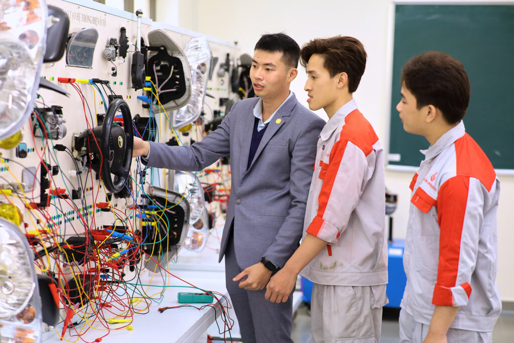 Ngành Công nghệ kỹ thuật ô tô học những gì - Lấy bao nhiêu điểm - Ra trường làm gì