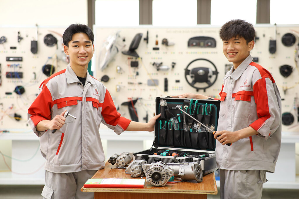 Ngành Công nghệ kỹ thuật ô tô học những gì - Lấy bao nhiêu điểm - Ra trường làm gì