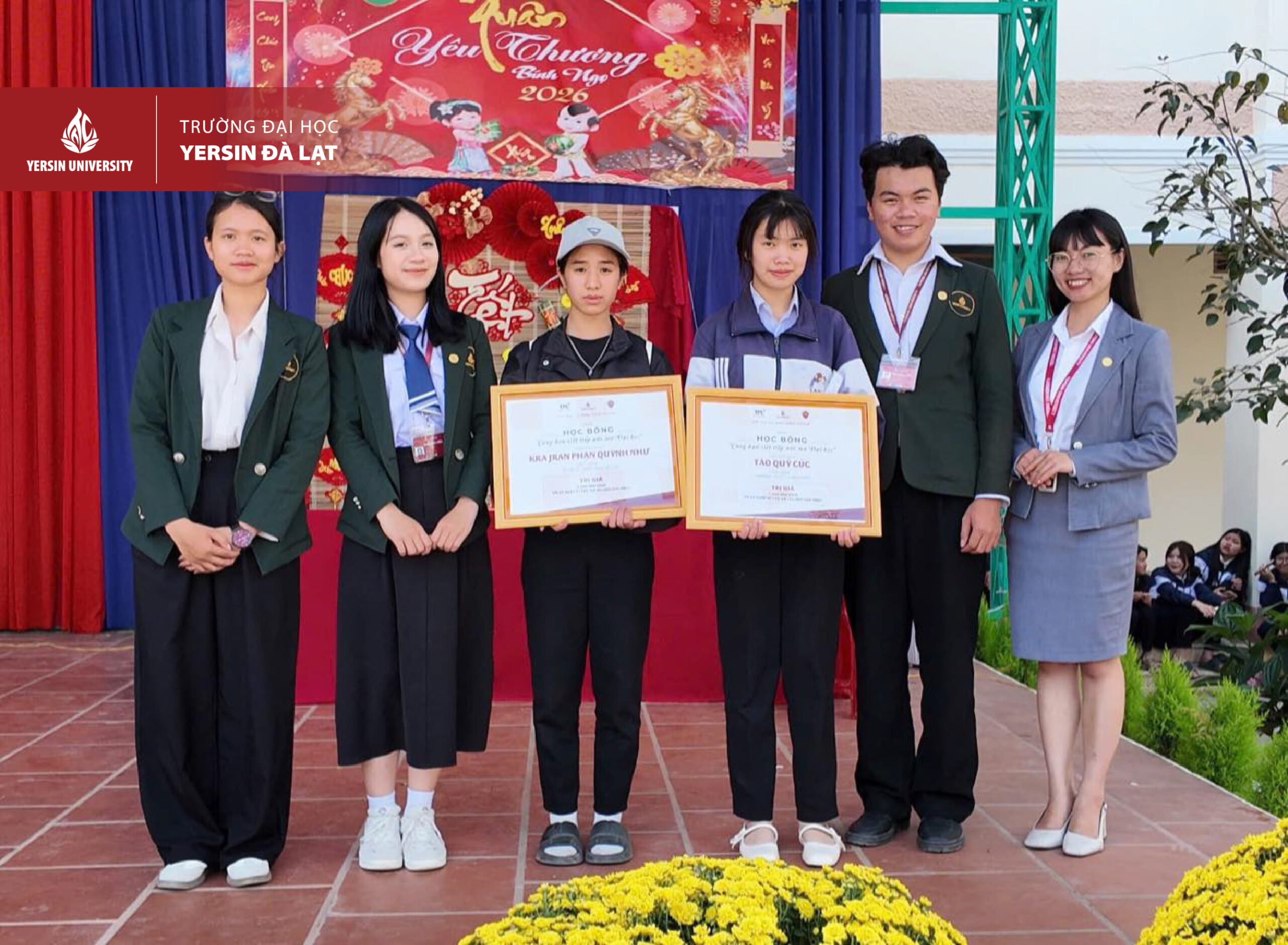 YersinUni trao học bổng “Cùng bạn viết tiếp ước mơ đại học” cho học sinh THPT LangBiang