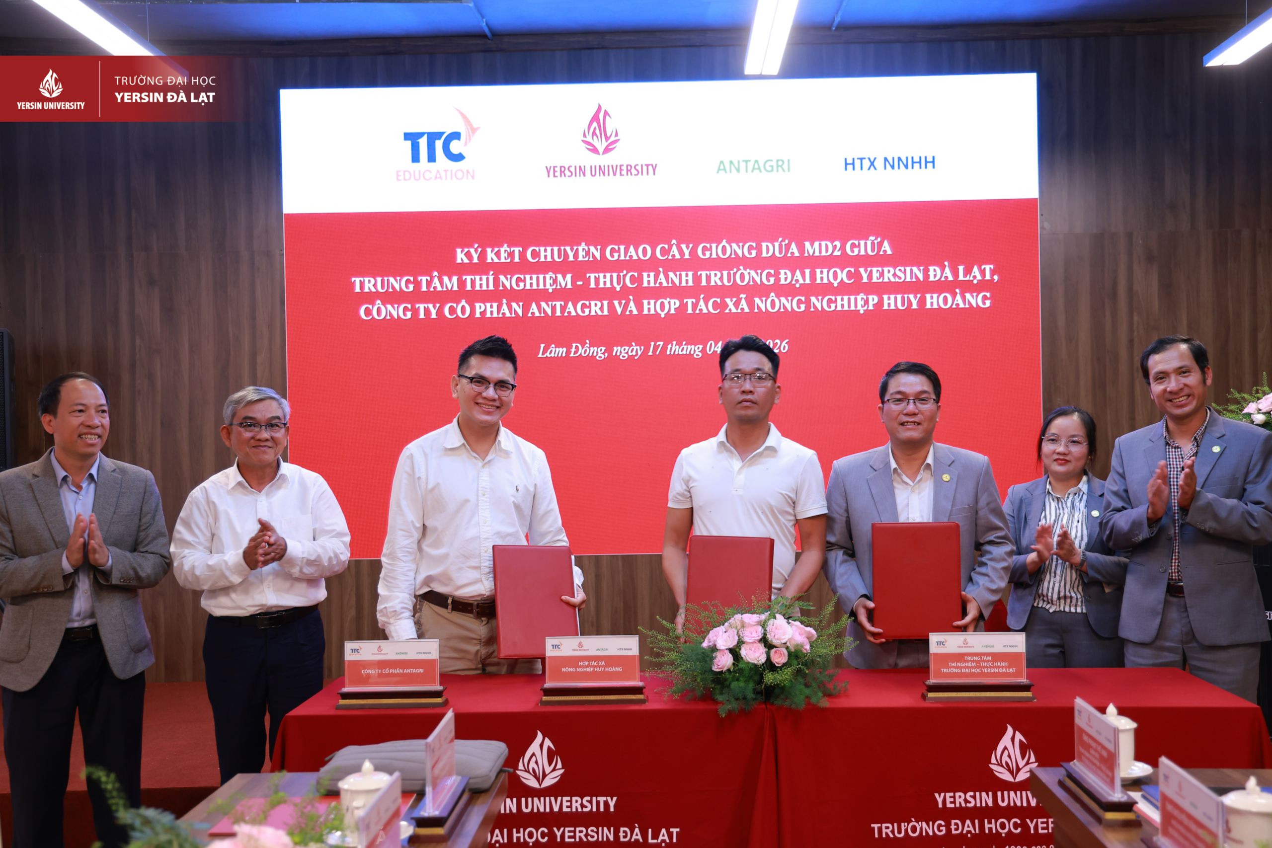 YersinUni chính thức ký kết chuyển giao cây giống dứa MD2