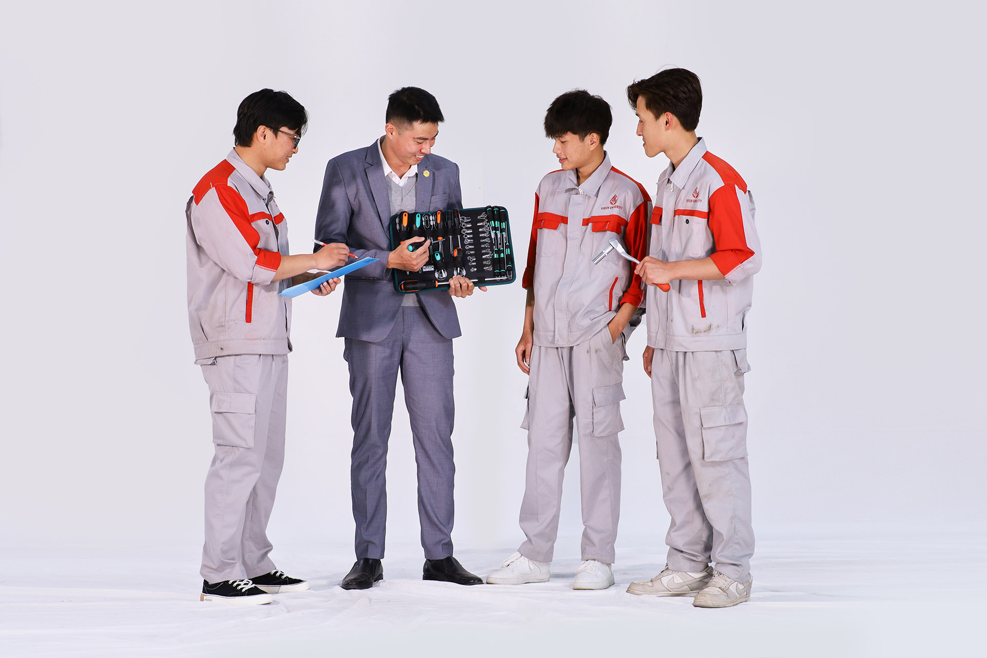 Ngành công nghệ kỹ thuật ô tô xét tuyển những khối nào? Lấy bao nhiêu điểm?