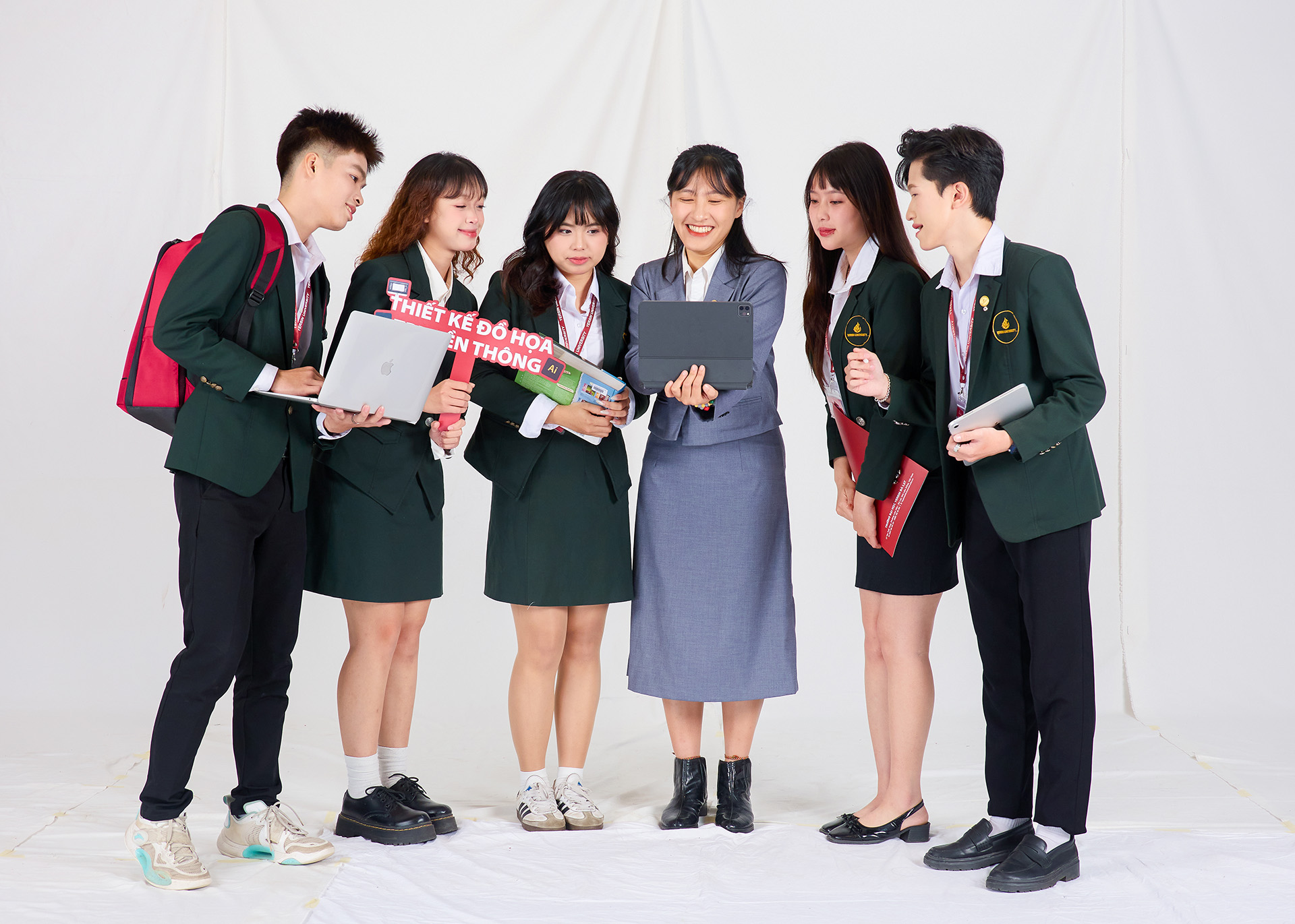 Thiết kế đồ họa truyền thông học ra làm gì? Cơ hội nghề nghiệp & lộ trình học 2026