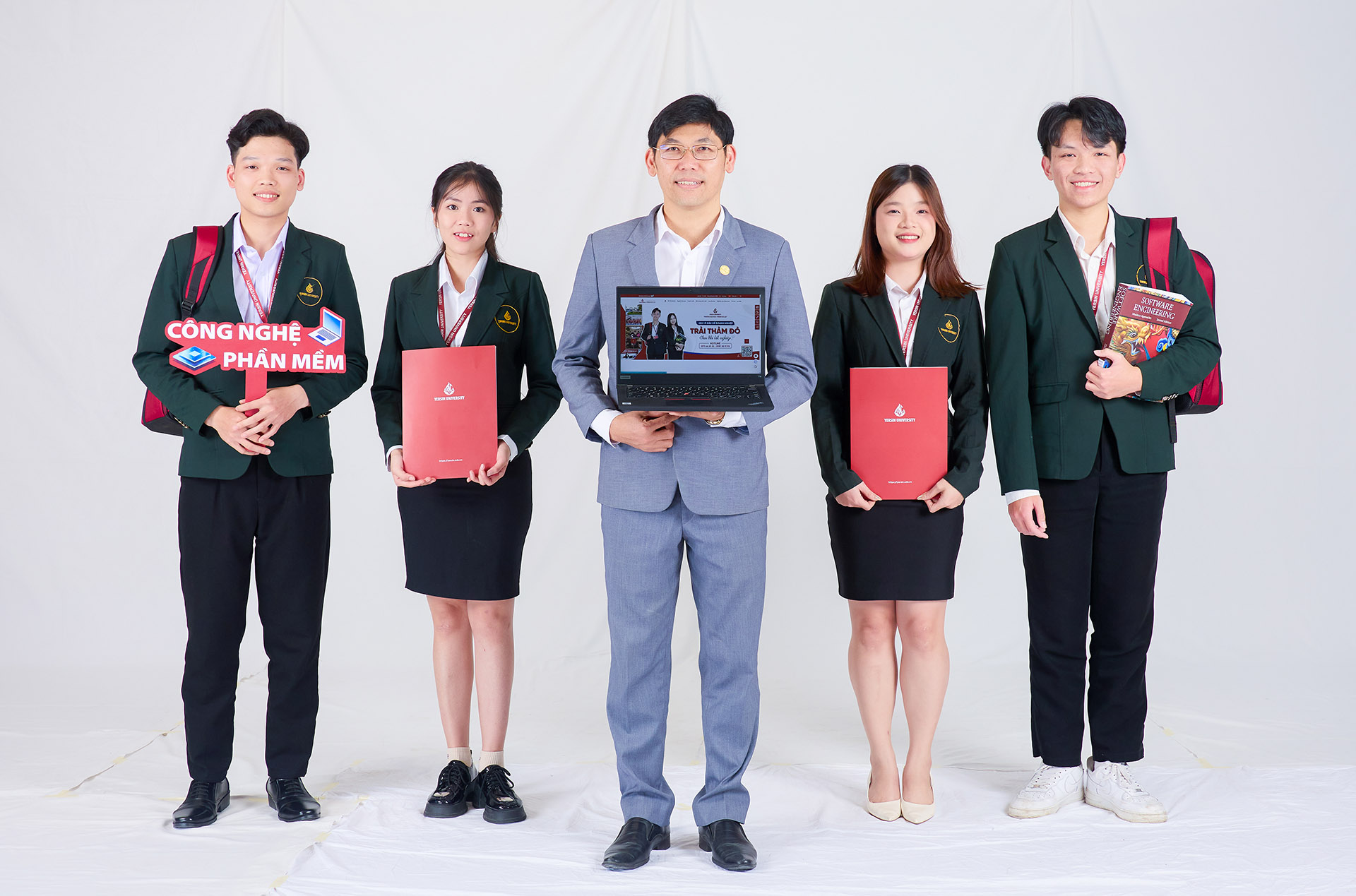 Ngành Công nghệ thông tin học gì ra làm gì? Có dễ xin việc không? 