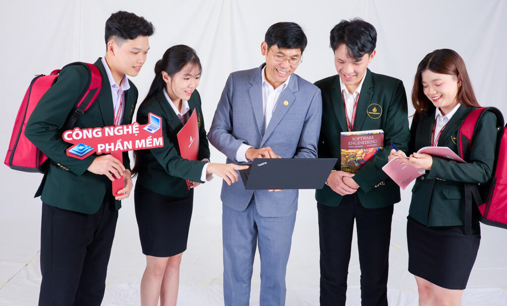 Ngành công nghệ thông tin học gì ra làm gì Có dễ xin việc không?