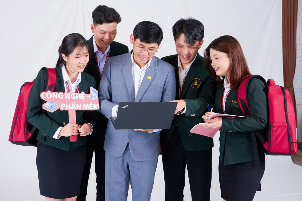 Ngành công nghệ thông tin học gì ra làm gì Có dễ xin việc không?