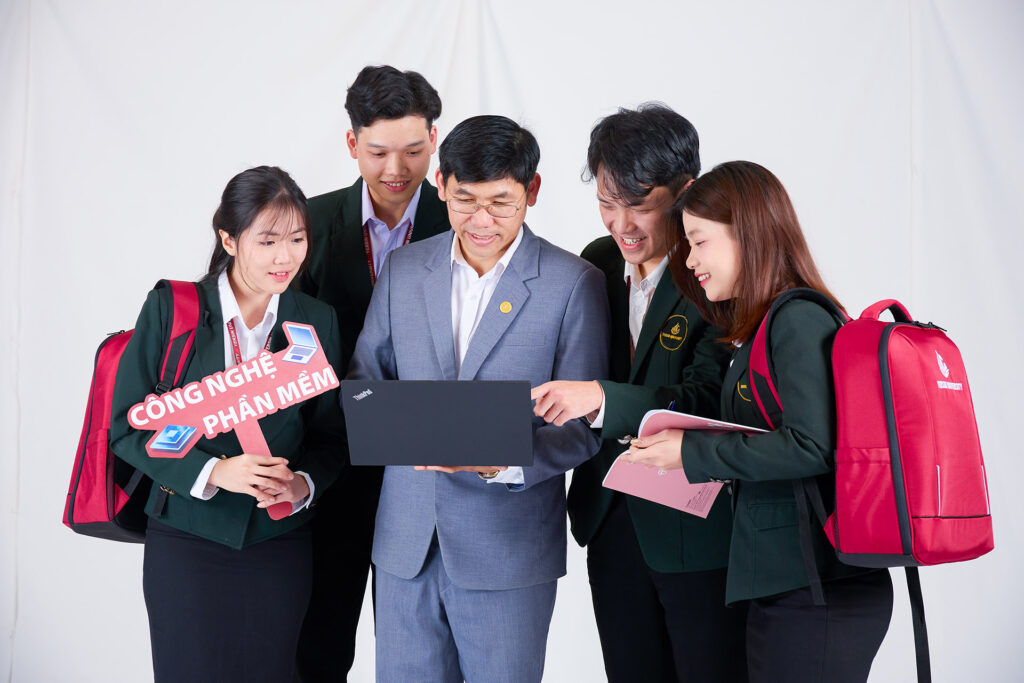 Ngành công nghệ thông tin học gì ra làm gì Có dễ xin việc không?