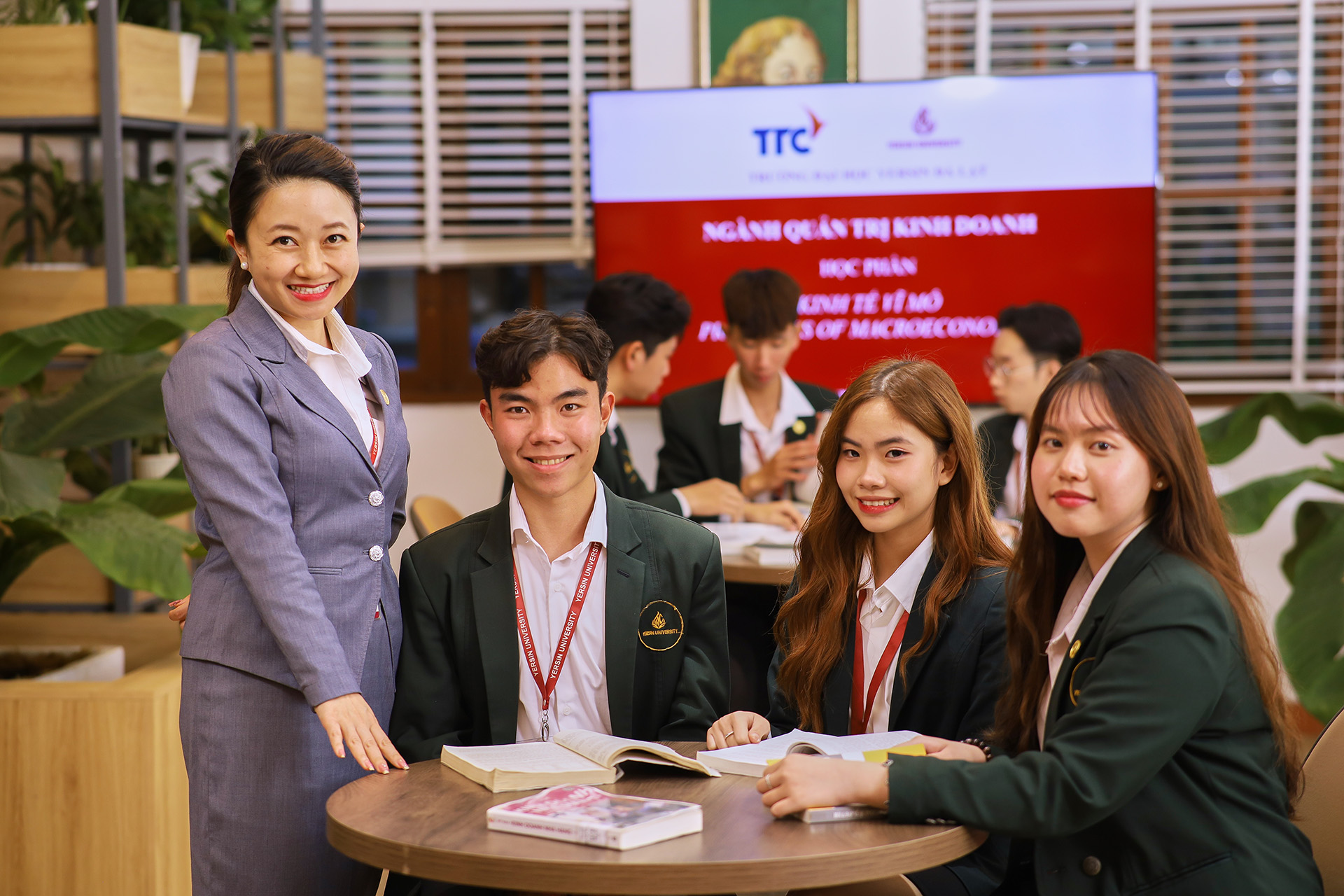 NGÀNH QUẢN TRỊ KINH DOANH HỌC TRƯỜNG NÀO TỐT? TOP TRƯỜNG UY TÍN & DỄ TRÚNG TUYỂN 2026 