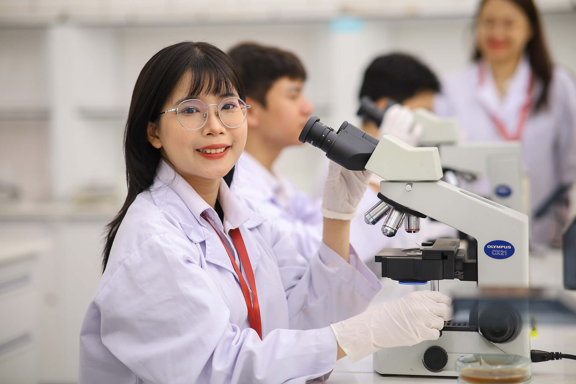 Con gái có nên học ngành Công nghệ sinh học không? Học có vất vả không?