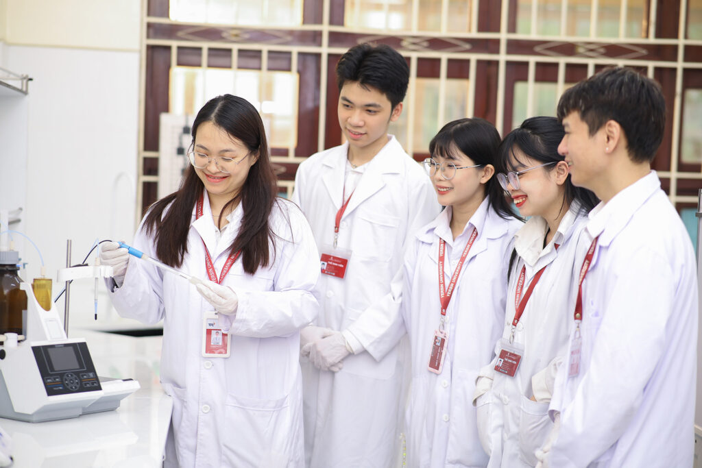 Bài 3: Con gái có nên học ngành Công nghệ sinh học không? Học có vất vả không?