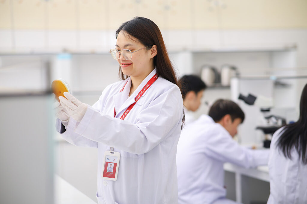 Bài 3: Con gái có nên học ngành Công nghệ sinh học không? Học có vất vả không?
