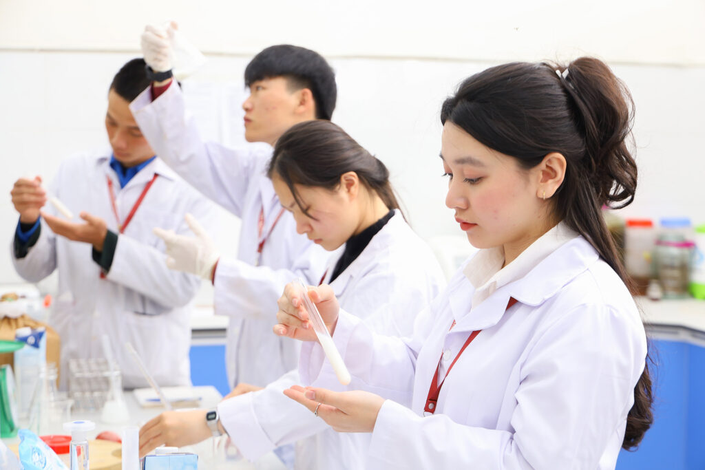 Sinh viên ngành Công nghệ sinh học ra trường thường làm ở đâu?