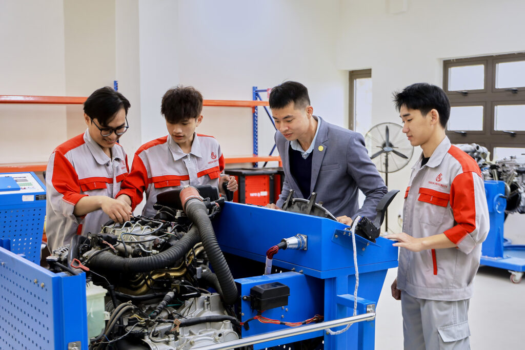 Có nên học ngành Công nghệ kỹ thuật ô tô không? Ưu – nhược điểm cần biết