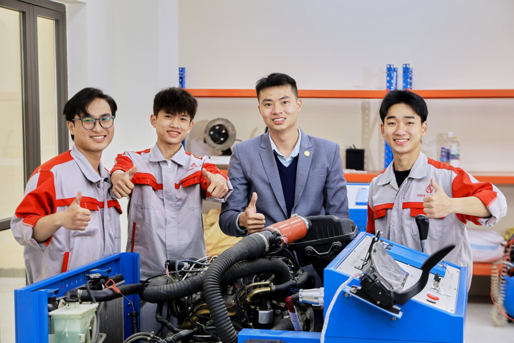 Ngành Công nghệ Kỹ thuật Ô tô có dễ xin việc không? Mức lương và cơ hội nghề nghiệp 2026