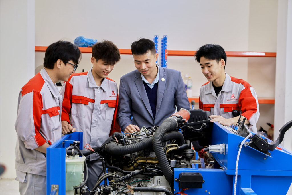 Ngành Công nghệ Kỹ thuật Ô tô có dễ xin việc không? Tìm hiểu nhu cầu nhân lực, cơ hội nghề nghiệp và mức lương thực tế của kỹ sư ô tô trong thời đại xe điện phát triển mạnh.