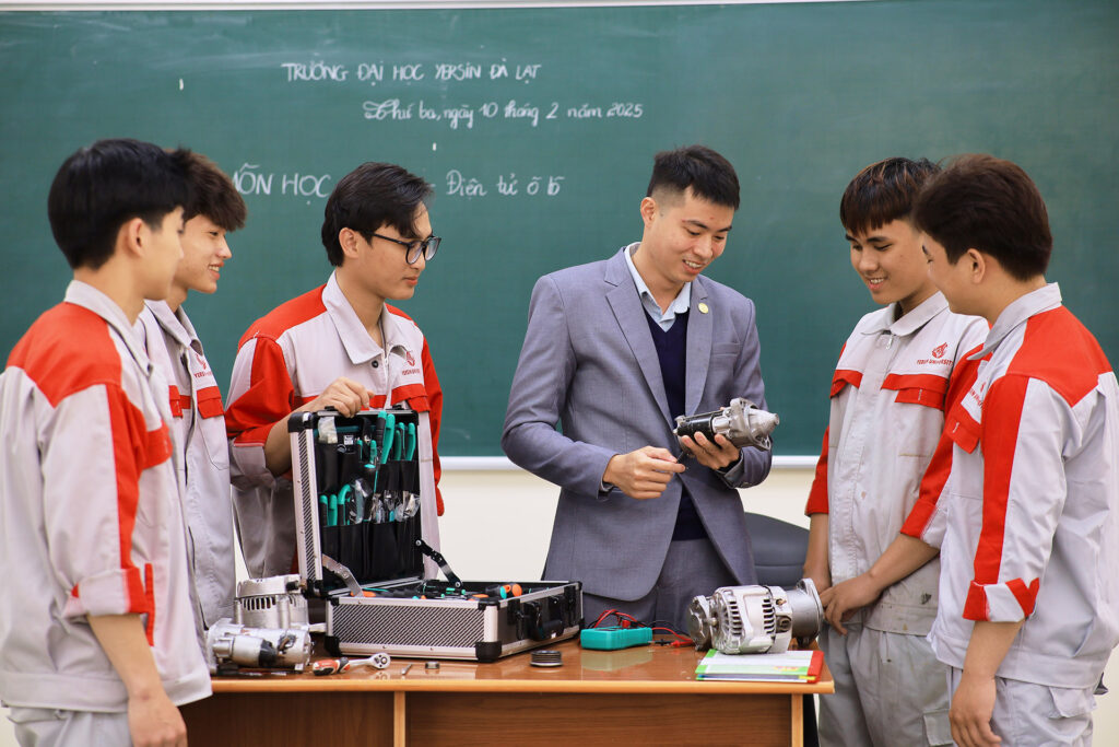 Ngành Công nghệ Kỹ thuật Ô tô có dễ xin việc không? Tìm hiểu nhu cầu nhân lực, cơ hội nghề nghiệp và mức lương thực tế của kỹ sư ô tô trong thời đại xe điện phát triển mạnh.