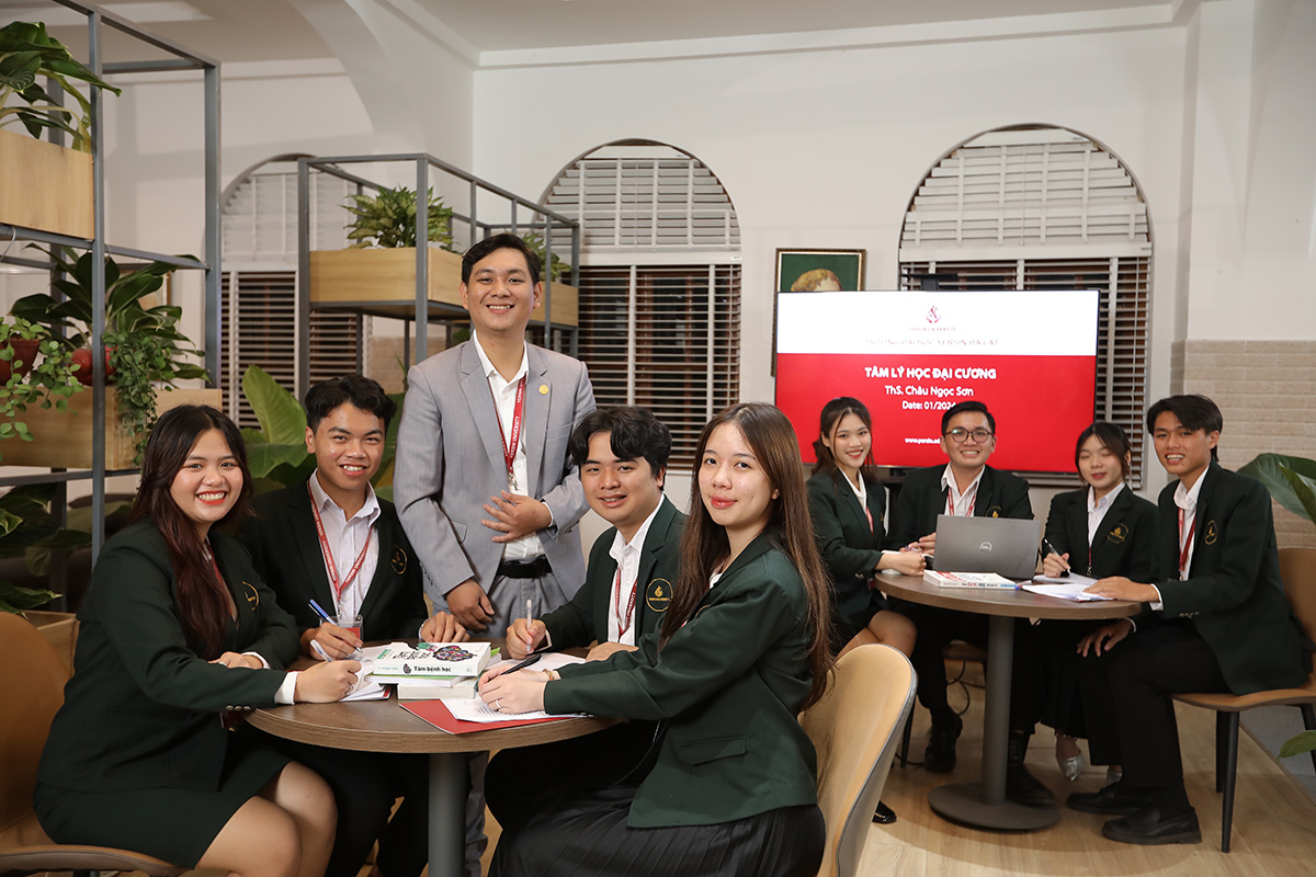 Lương ngành Tâm lý học bao nhiêu? Mức thu nhập và triển vọng nghề nghiệp mới nhất