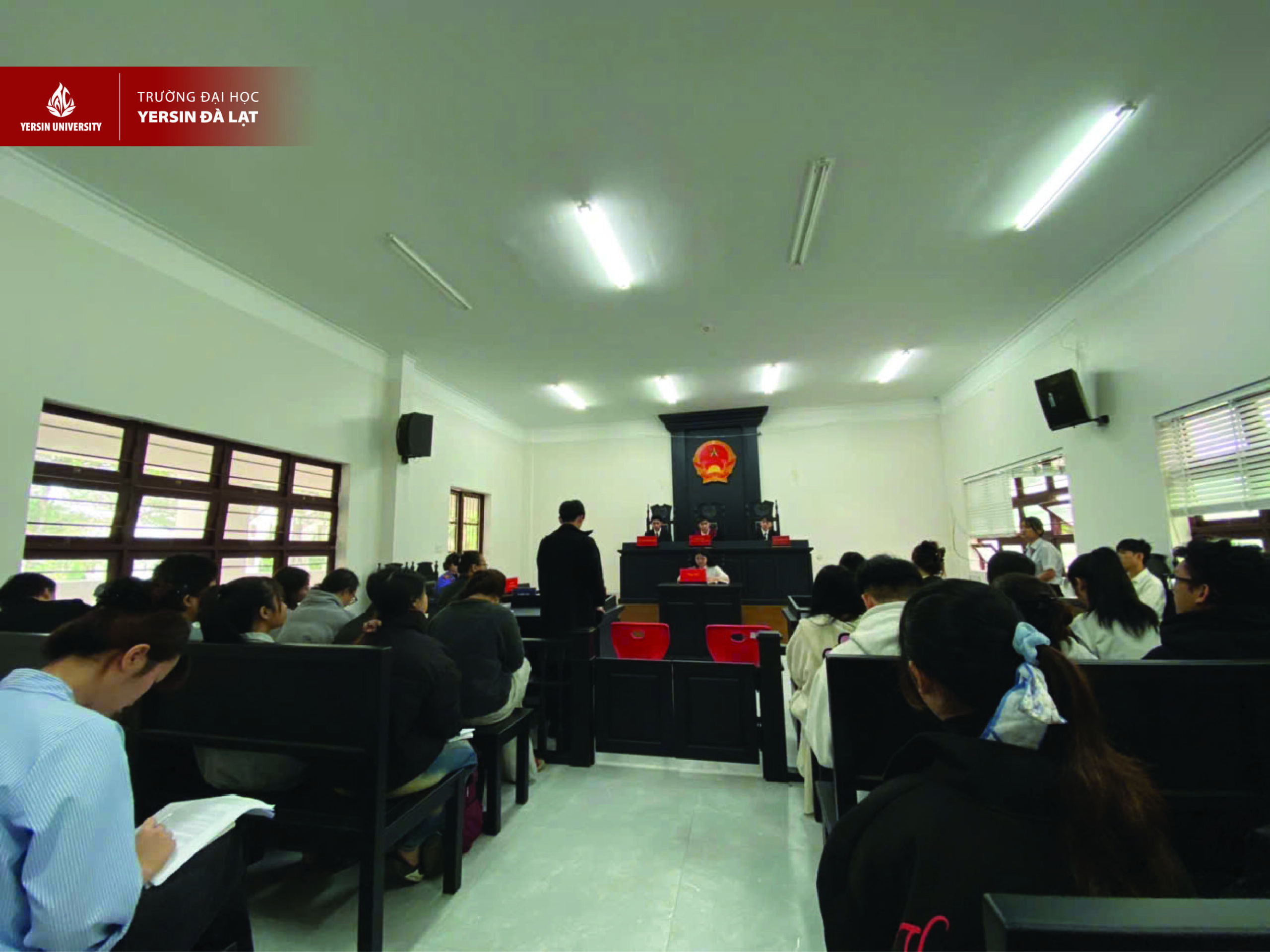 Sinh viên luật kinh tế YersinUni trải nghiệm phiên tòa giả định – Học luật từ thực tiễn